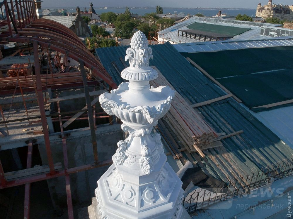 На крыше уже установлены огромные вазоны