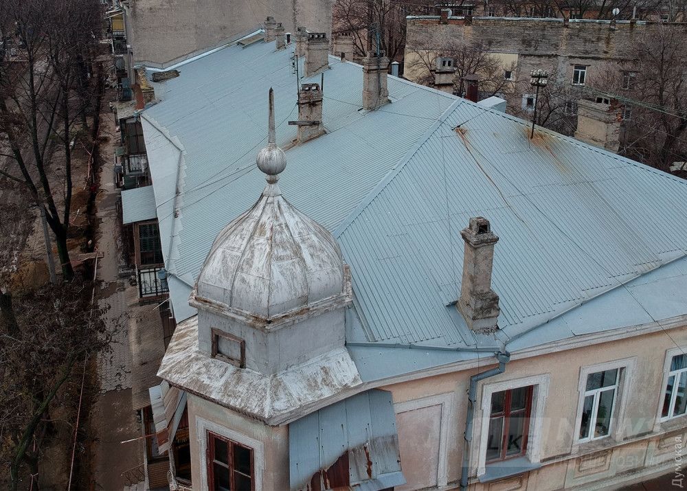 Преображенская, 9 / Софиевская, 34. Жилой дом Толстого. Покрытие башни старое, но слуховое окно закрыли фанерой 