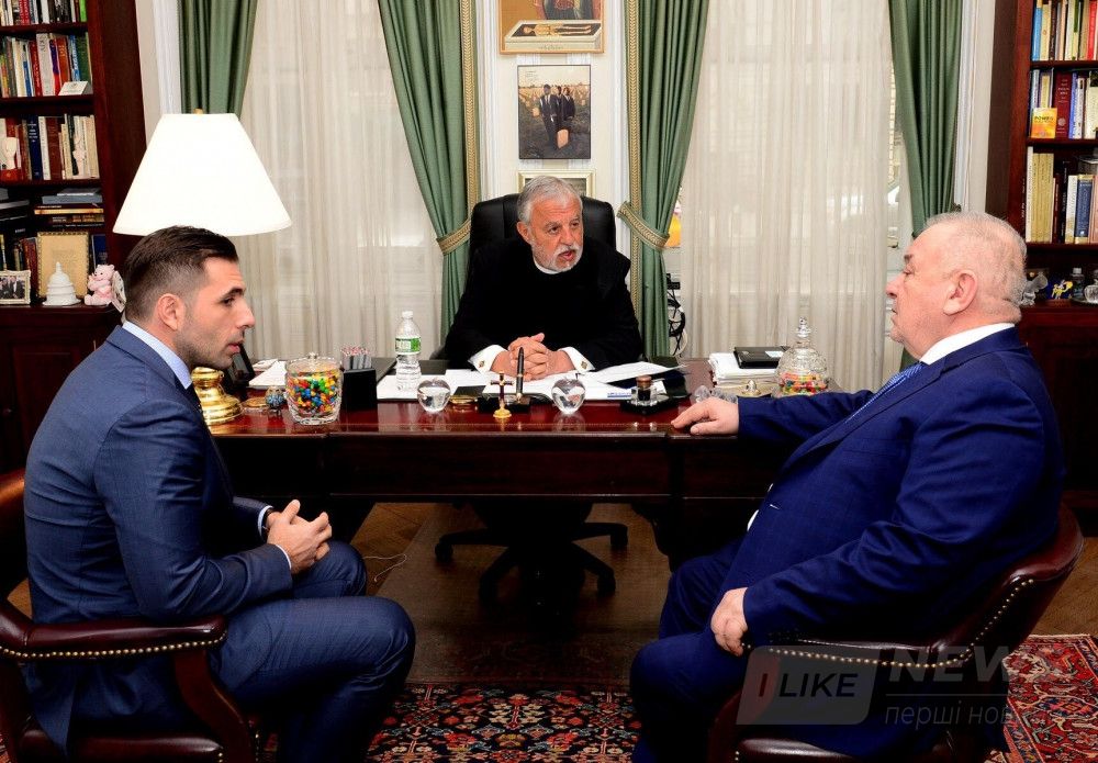 Встреча Пантелеймона Бумбураса и его сына Василиса с представителем Константинопольского Патриархата Александросом Карлуцосом