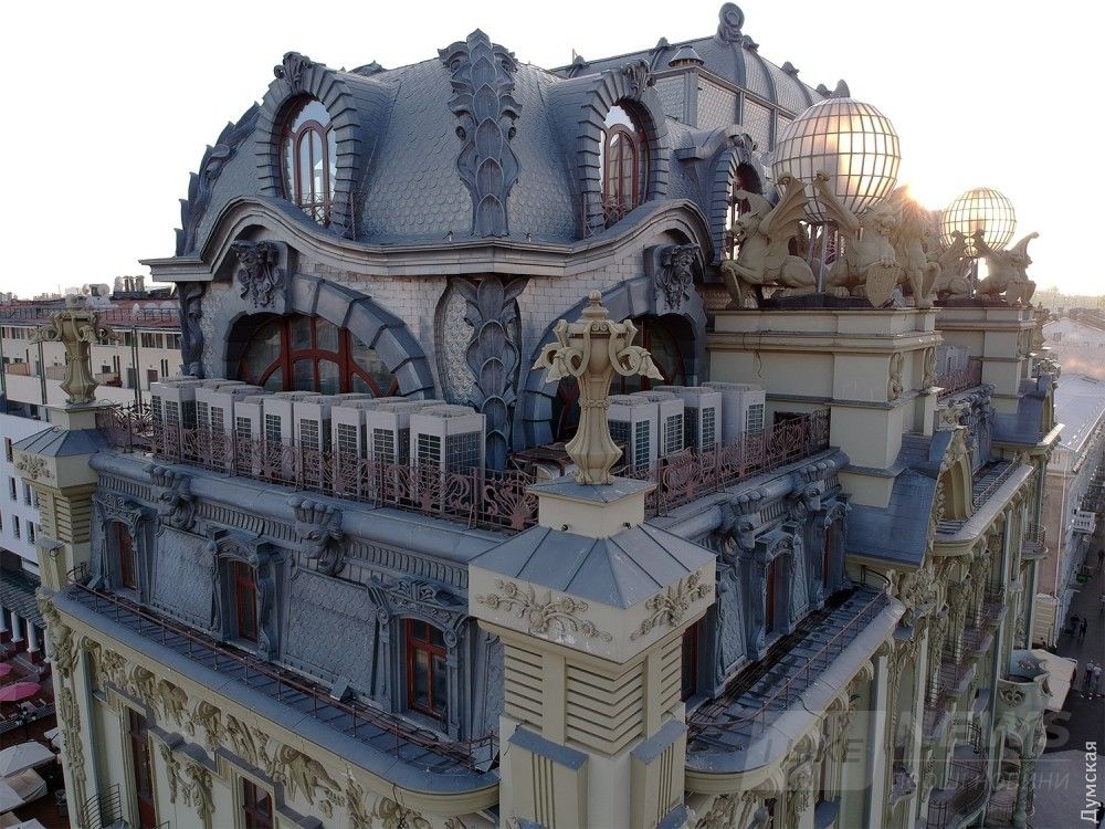 Еще один пример удачной реконструкции (на наш взгляд) - "Большая Московская". Владелец здания не только его надстроил, но и воссоздал утраченные в советское время элементы декора - например, грифонов, поддерживающих стеклянные шары