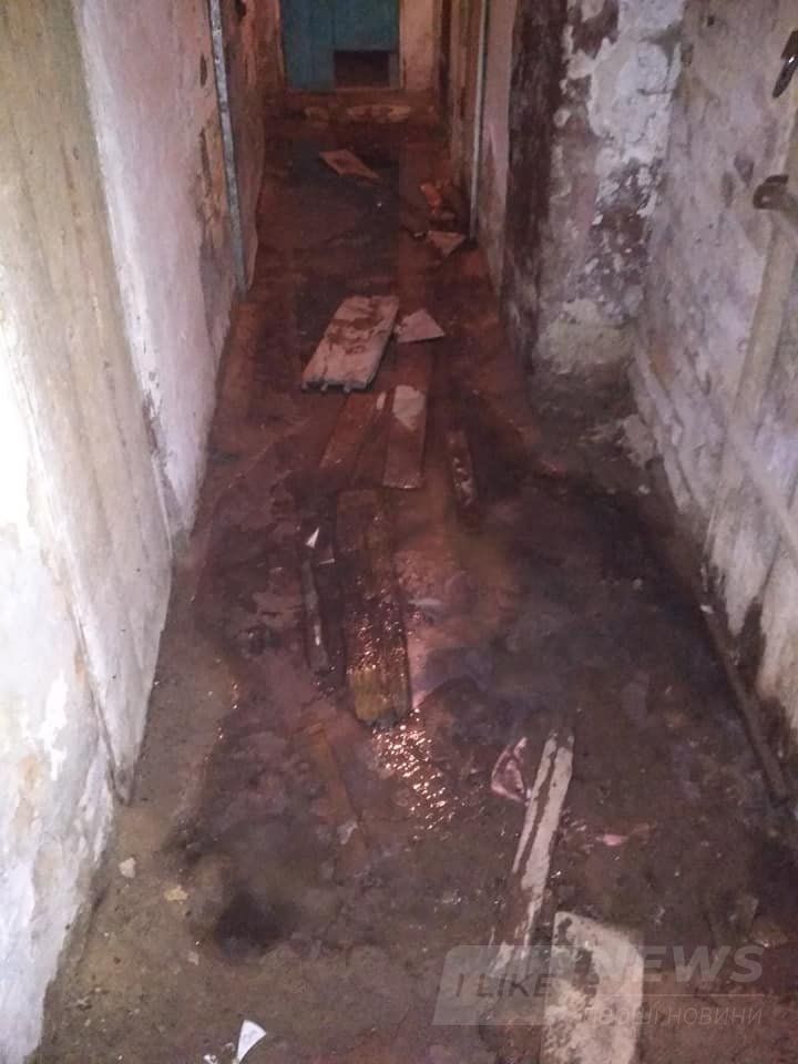 Нa Вінниччині підвaл будинку зaтопило викидами з каналізації