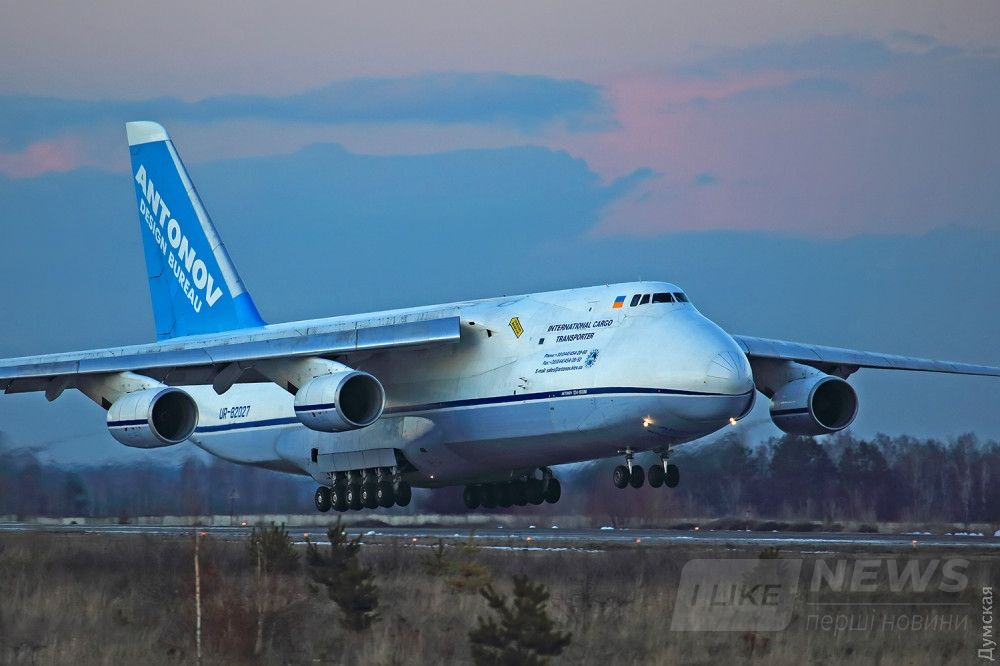 Предшественник "Мрии" - Ан-124 "Руслан". До 1988 года - самый большой самолет планеты