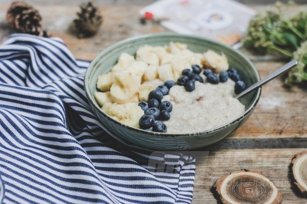Найкращий сніданок влітку – вівсянка з фруктами 