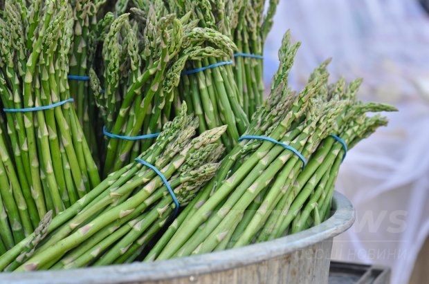 Сезонні продукти червня: спаржа