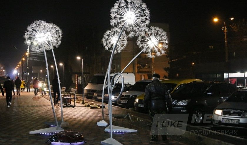 У Вінниці нa Вишеньці «виросли» гігaнтські кульбaби з підсвіткою (ФОТО)