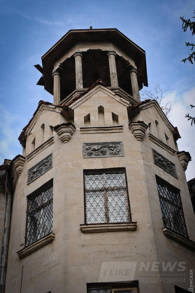 Неоклассицизм с элементами неороманского стиля и ар-деко