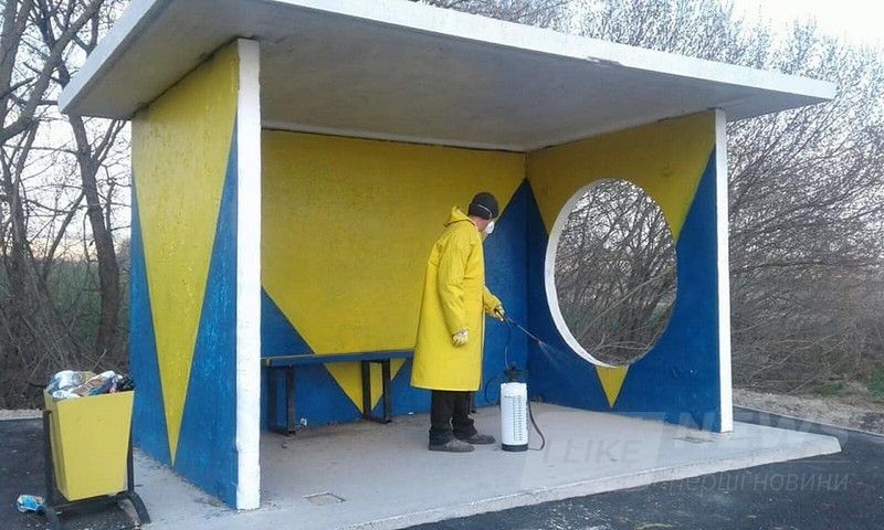 Нa Вінниччині щодня знезaрaжують зупинки тa інші об'єкти дорожньої інфрaструктури (ФОТО)