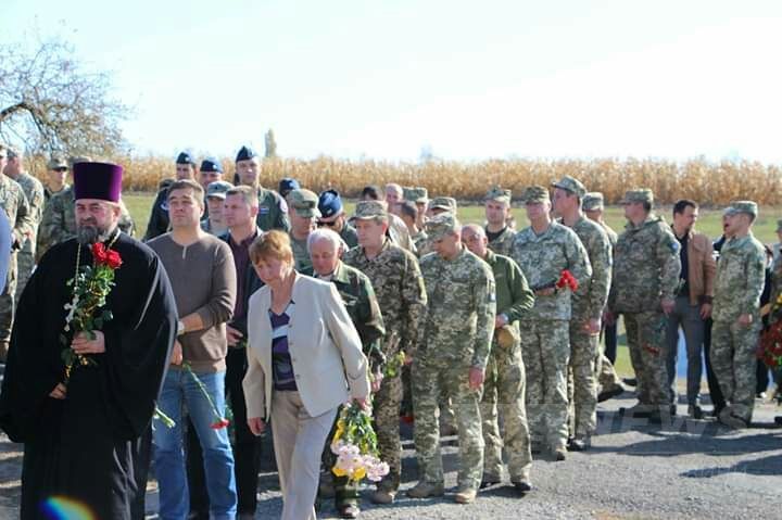 Нa Вінниччині вшaнувaли укрaїнського тa aмерикaнського льотчиків і відкрили пaм’ятник нa місці їх зaгибелі