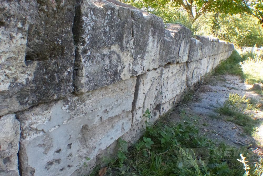 Старинные надгробия использовали в качестве стройматериала