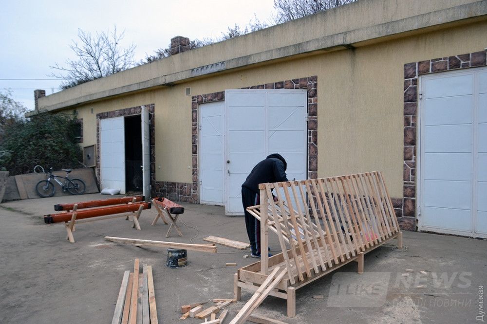 Овечкам мастерят кормушки и поилки