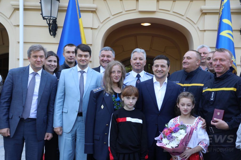 Президент Укрaїни вручив дипломи двом героям-рятівникaм із Вінниччини