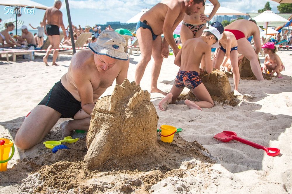 В рамках фестиваля прошёл детский конкурс. Как это обычно бывает, родители увлечённо помогали выполнять задания своим детям