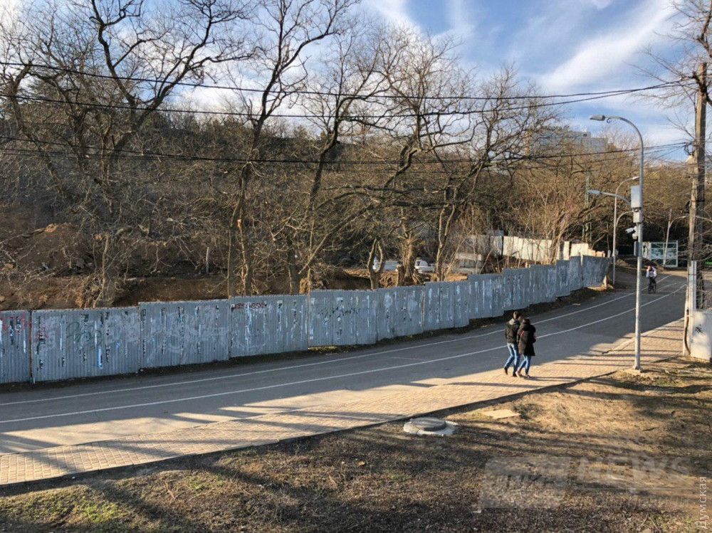 Этот участок огорожен уже лет 15. В советское время здесь стоял ресторан, а теперь построят гостиницу