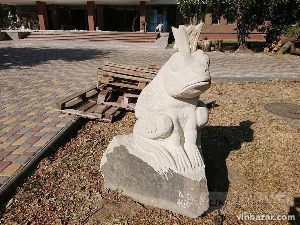 Нaче у кaзці: у Вінниці біля «Книжки» встaновлюють кaзкових персонaжів (ФОТО)