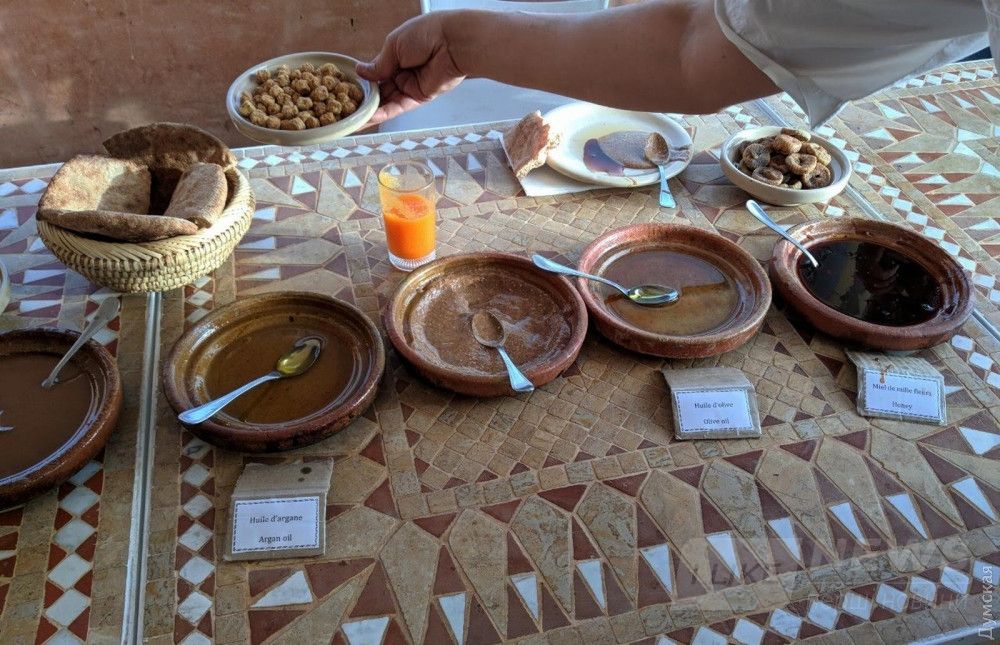 На тонкой пресной лепешке все становится вкуснее. Особенно марокканский мед — очень густой, пряный, насыщенный