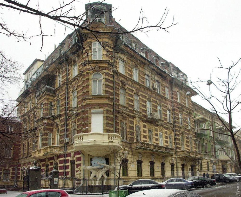 Скульптуры атлантов на доме Фальц-Фейна. Вздутие краски вследствие низкого качества строительных материалов или нарушения технологии их использования. В нескольких местах треснула балюстрада. Похоже на подвижки, деформации опорных конструкций эркера