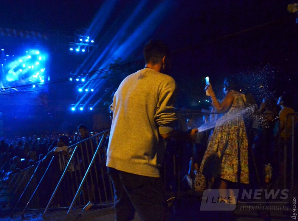 В зоне по пропускам шампанское пошло в ход