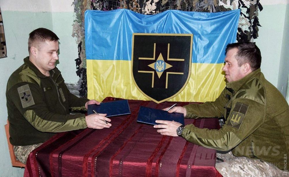 Комбриг Максим Марченко подписывает "меморандум" с коллегой из 57-й мотопехотный. Это как?