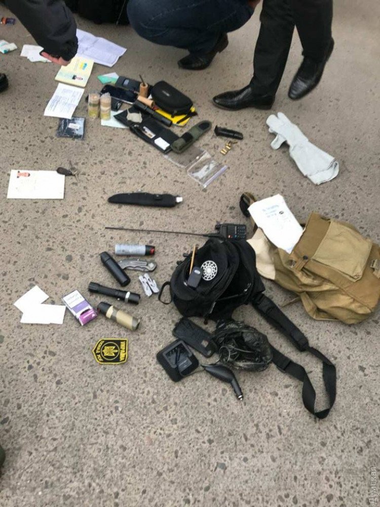Здесь и ниже - изъятое у бывших "самооборонцев" полицией. Фото Руслана Форостяка