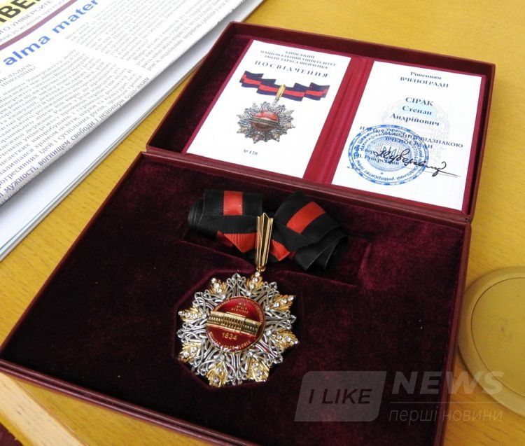 Вінничaнинa, який урятувaв розвідникa, нaгородили медaллю «Зa врятовaне життя»