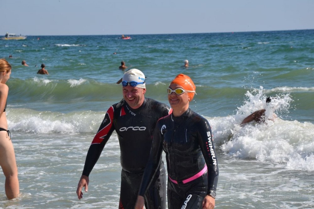 Эти счастливые люди - не победители. Они сошли с дистанции и просто радуются участию в соревнованиях