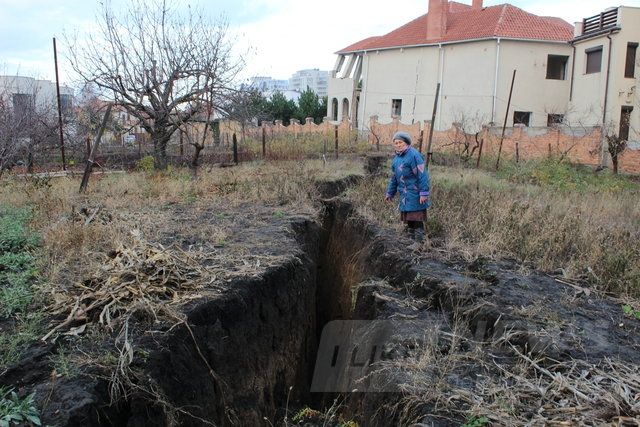 Разлом. По словам местных, глубина превышает два метра