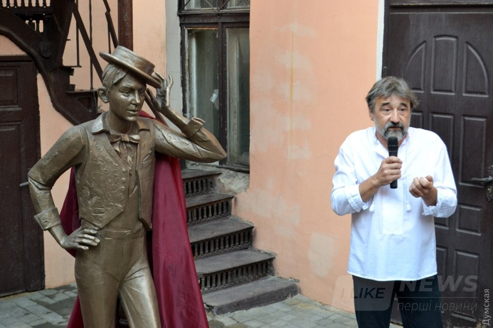 Скульптор Олег Новаяев.