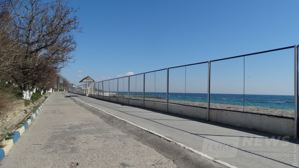 Пока просто рабица, но летом здесь, скорее всего, появится реклама