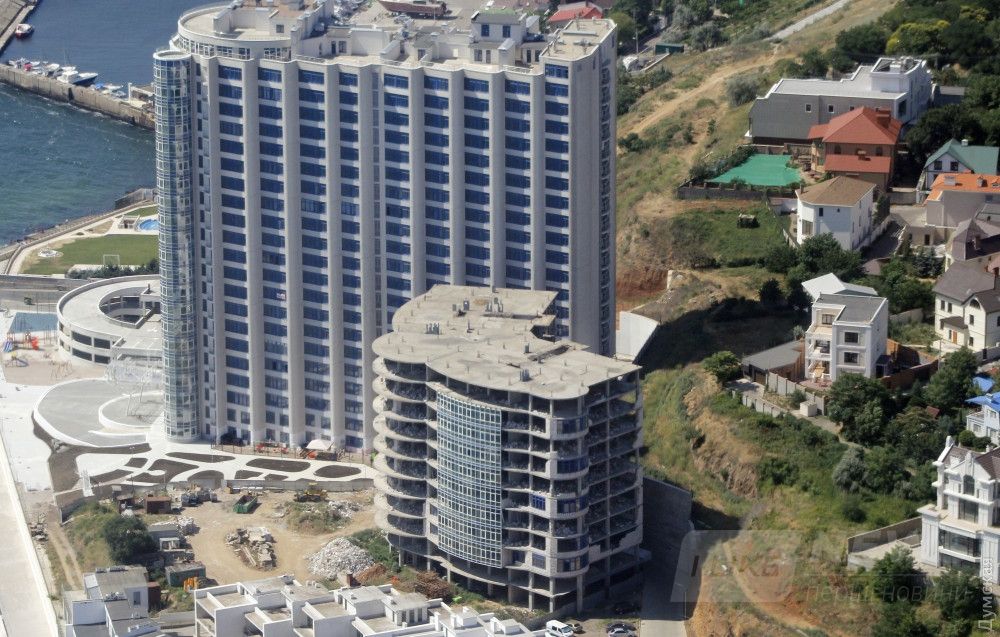 ЖК "Морская симфония". 10-этажное здание рядом сейчас демонтируют