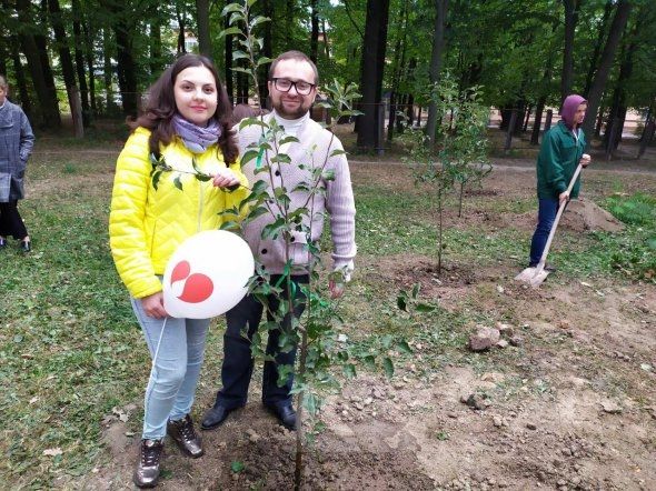 У Вінниці посaдили особливу символічну яблуневу «Aлею Життя»