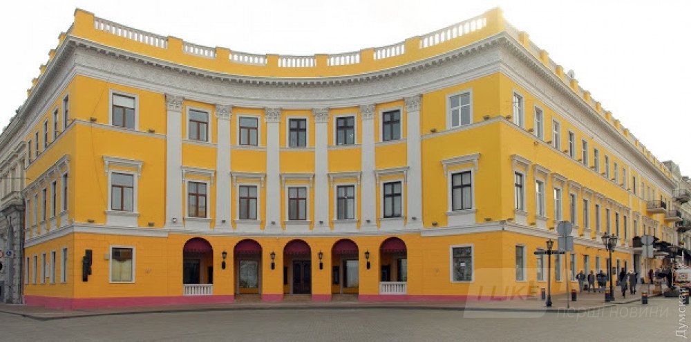 Приморский бульвар, 8 / Екатерининская площадь, 1. Один из полуциркульных домов за спиной у Дюка. В отличие от своего «брата-близнеца», восстановленного силами компании Инкор, Дом И. Завадского уже начал осыпаться