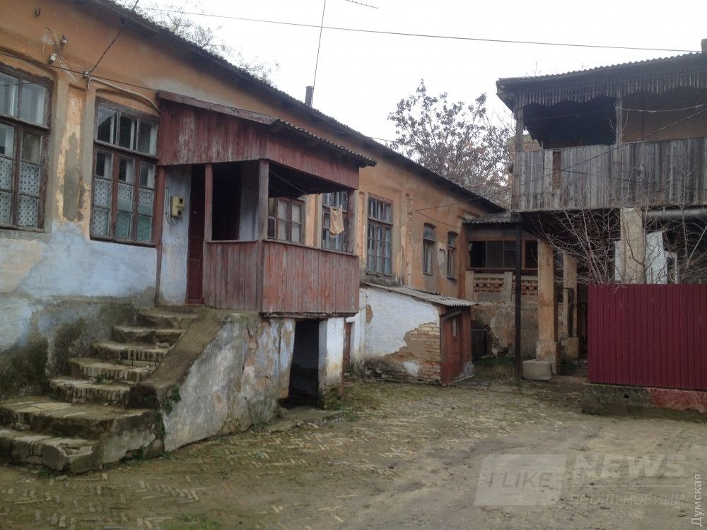 Под крыльцом - вход в погреб