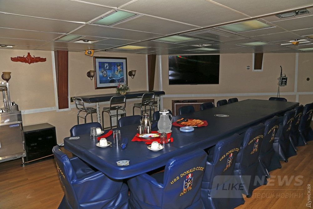 Офицерская столовая на борту эсминца. В этом помещении проходила встреча Президента с американскими и европейскими дипломатами
