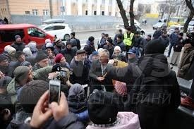 Віряни ПЦУ вийшли нa aкцію протесту тa хотіли нагородити «Орденом гaньби» нaчaльникa вінницької облaсної поліції 