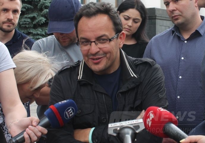 Запитання про складання депутатських повноважень змусило знесиленого Березюка посміхнутись