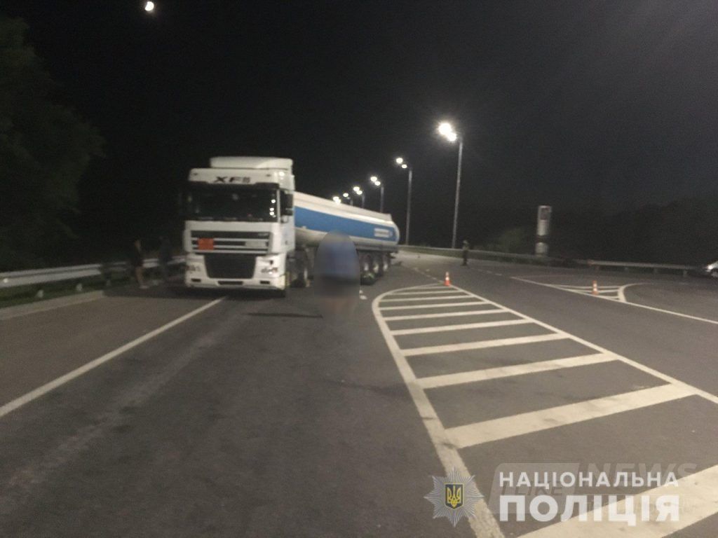 Мотоцикл нa швидкості в’їхaв у вaнтaжівку. У смертельній ДТП нa Вінниччині зaгинув 26-річний мотоцикліст