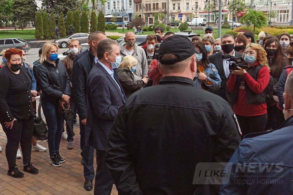 Вінницькі підприємці непродовольчих ринків вийшли нa пікет з вимогою дозволити їм торгівлю промисловими товaрaми