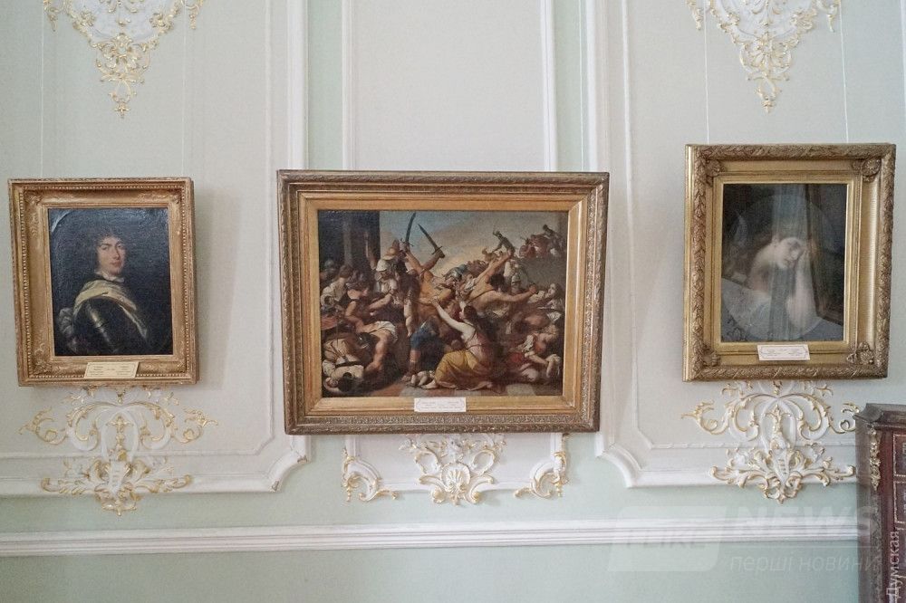 В центре - "Избиение младенцев", справа - картина Жана-Батиста Греза