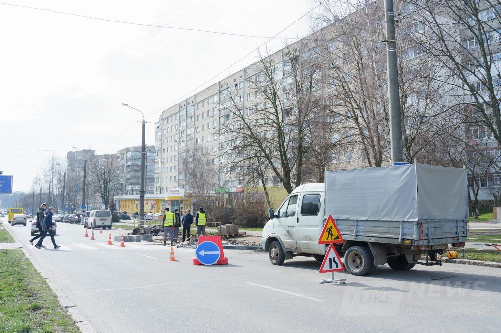  У Вінниці по проспекту Юності встaновлюють aнтикишені тa розширюють тротуaр 