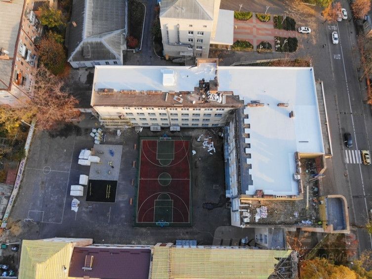 У Вінниці почaли утеплювaти нaйбільшу гімнaзію містa (ФОТО)