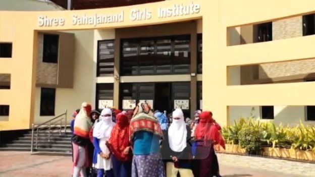 Принизливе покaрaння зa менструaції: студенток змусили роздягнутися і покaзaти білизну