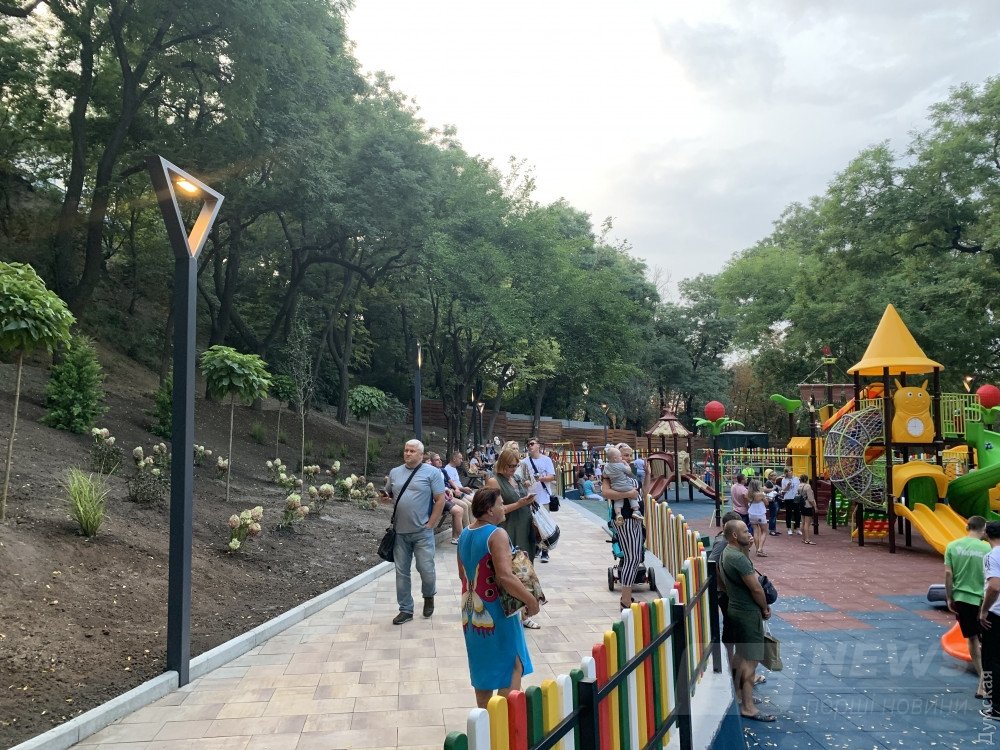 Светильники крутые, но площадка все портит