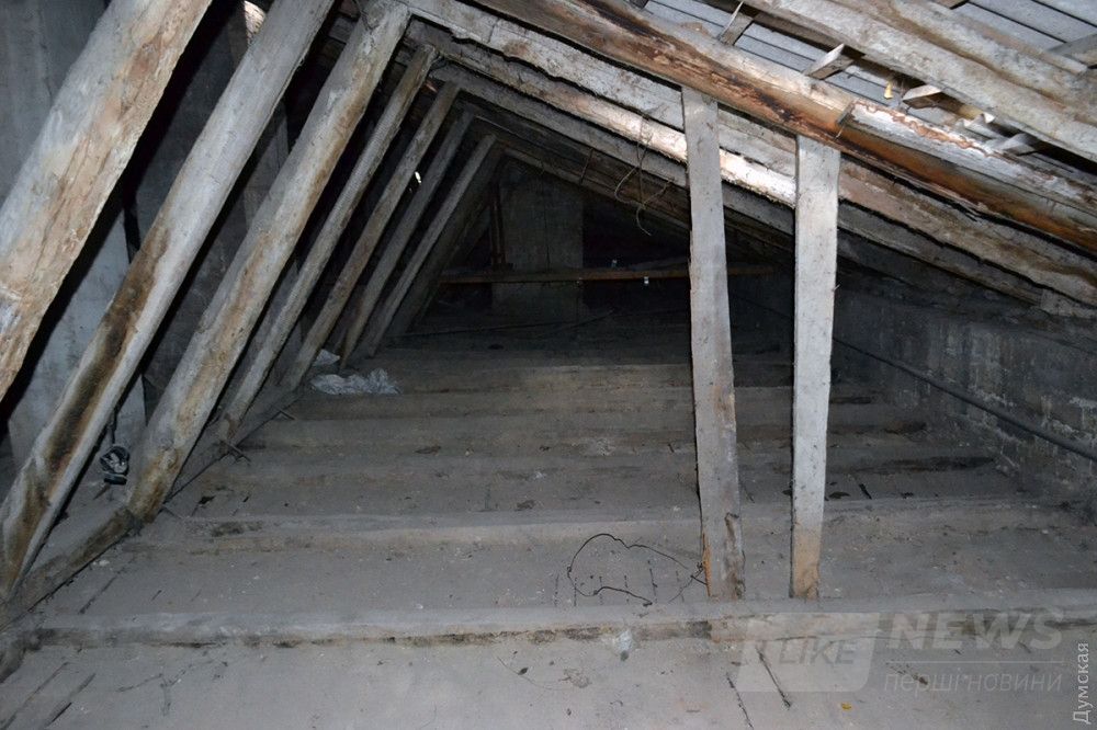 Чердачная площадь над квартирой вычищена до балок