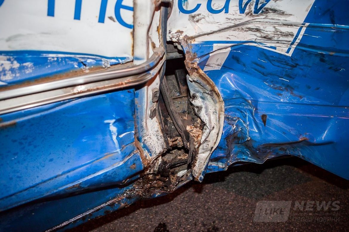 А от удара осталась глубокая вмятина А от удара осталась глубокая вмятина