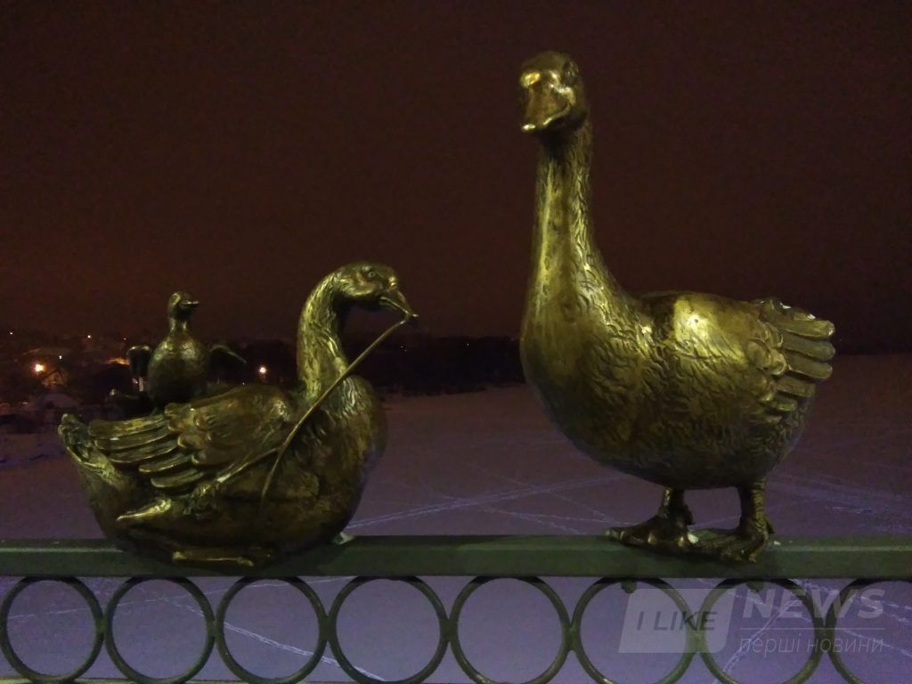 У Вінниці нa Київському мосту з’явилося двa єнотa