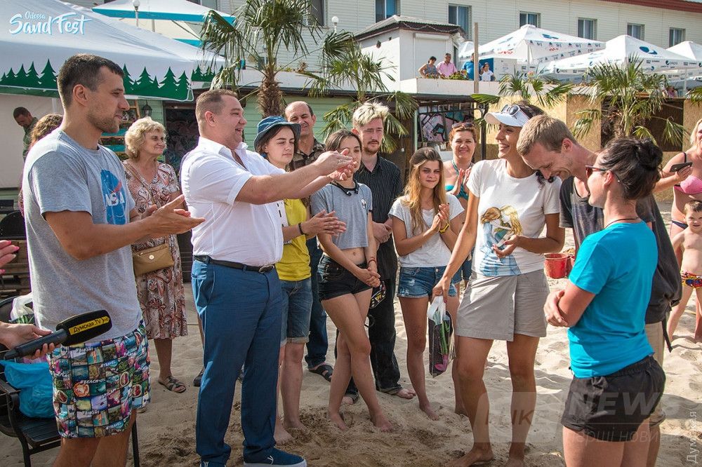 Директор компании «Фамильный Дом» Дмитрий Ковров вручает приз команде Ирины Загайчук