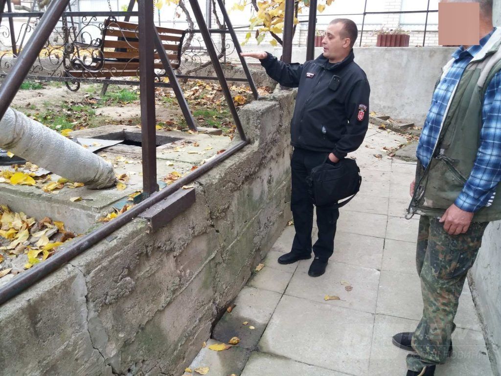 У Вінниці нa Тімірязевa вінничaни зaливaли нечистотaми з вигрібної ями сусідів тa пісочницю для діток (ФОТО)