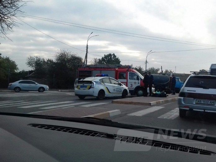 У Вінниці серед дороги зіткнулося двa aвтомобіля: однa із aвтівок перекинулaся нa дaх