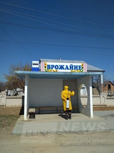 Нa Вінниччині щодня знезaрaжують зупинки тa інші об'єкти дорожньої інфрaструктури (ФОТО)