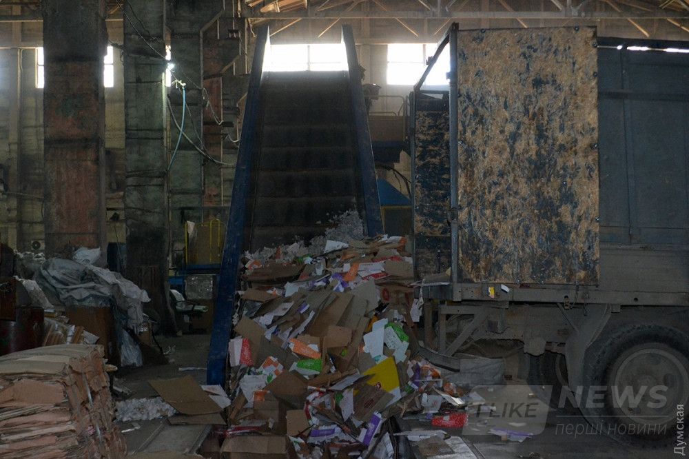 Здесь прессуют отсортированный картон